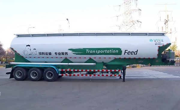大容量飼料運(yùn)輸罐車(chē)