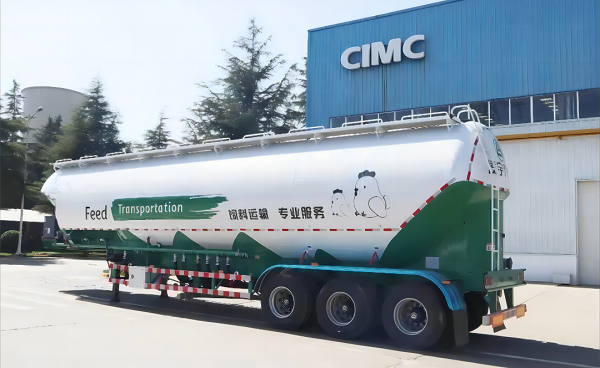 大容量飼料運(yùn)輸罐車(chē)