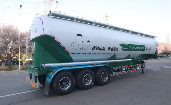 大容量飼料運(yùn)輸罐車(chē)