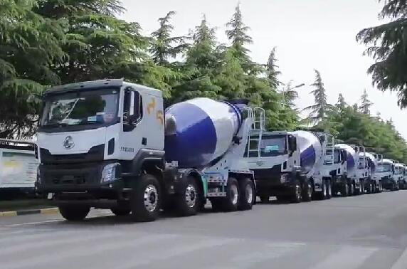 市場如此火爆，一批批新車交付用戶。場面壯觀！